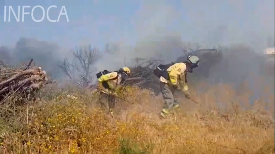 Bomberos tratando de sofocar las llamas en la provincia de Málaga