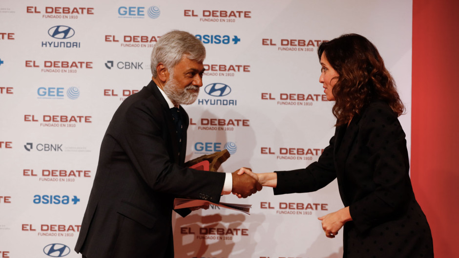 Isabel Díaz Ayuso entrega el premio a Tunku