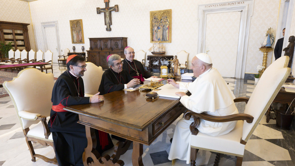 El papa Francisco mantiene una reunión con una delegación de la Conferencia Episcopal Española