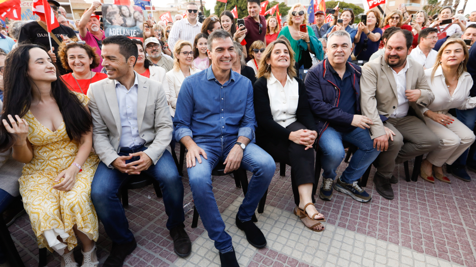 El presidente del Gobierno, Pedro Sánchez, y la candidata del PSOE para las elecciones europeas, Teresa Ribera