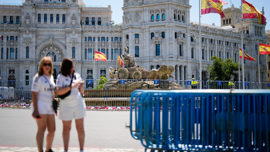 Ambiente en la plaza de Cibeles en Madrid horas antes de la final de la Champions que se celebra esta noche entre el Real Madrid y el Dortmund