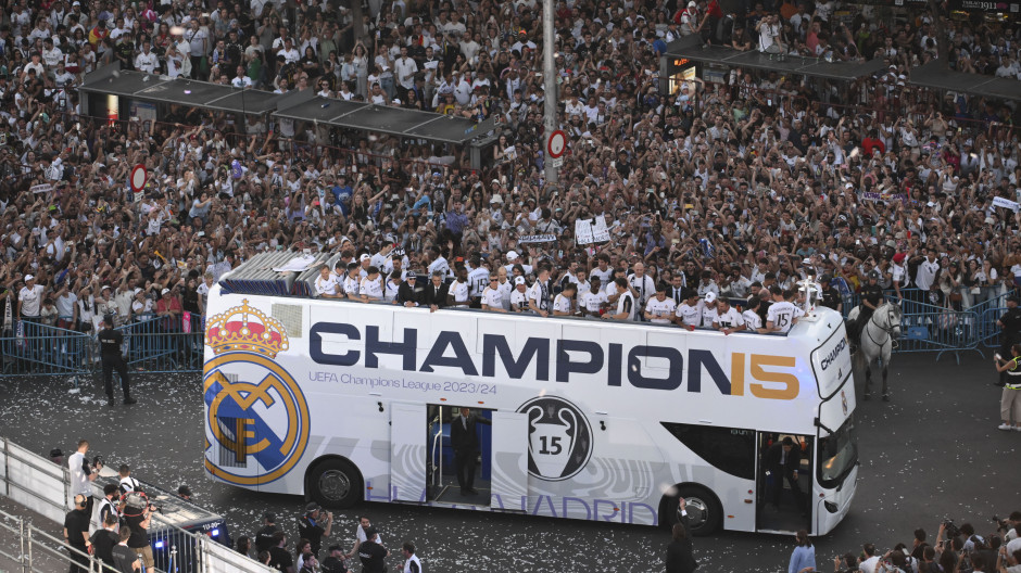 Baño de masas del Real Madrid en su paseo triunfal por la capital para celebrar la decimoquinta