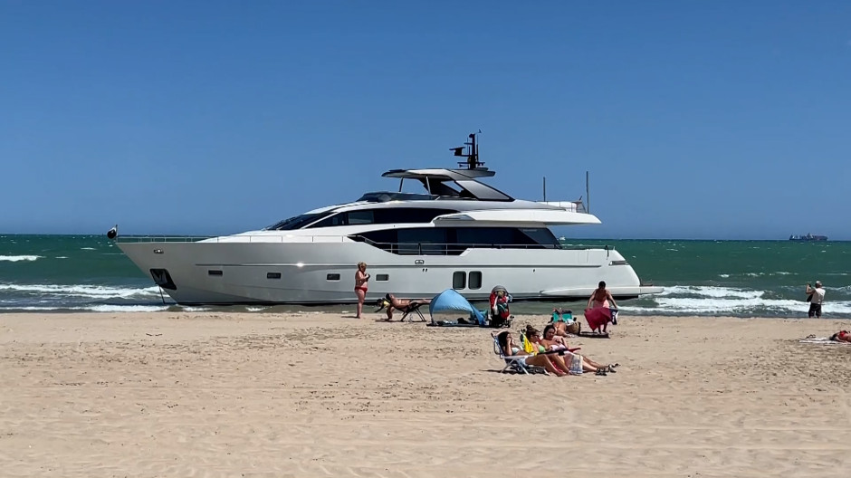 El yate Nordic Lily queda varado en una playa de Valencia pendiente de que se abra una investigación