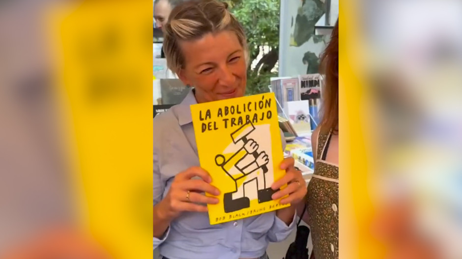 Yolanda Díaz se lleva el libro «La abolición del trabajo» en la Feria del Libro de Madrid