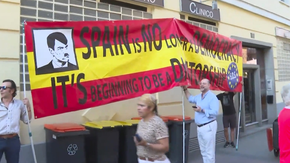 Varias personas protestan contra Sánchez con gritos y pancartas en el colegio en el que ha votado