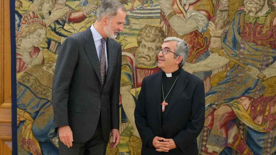 El Rey con el presidente de la Conferencia Episcopal Española, monseñor Luis Javier Argüello, este lunes en La Zarzuela