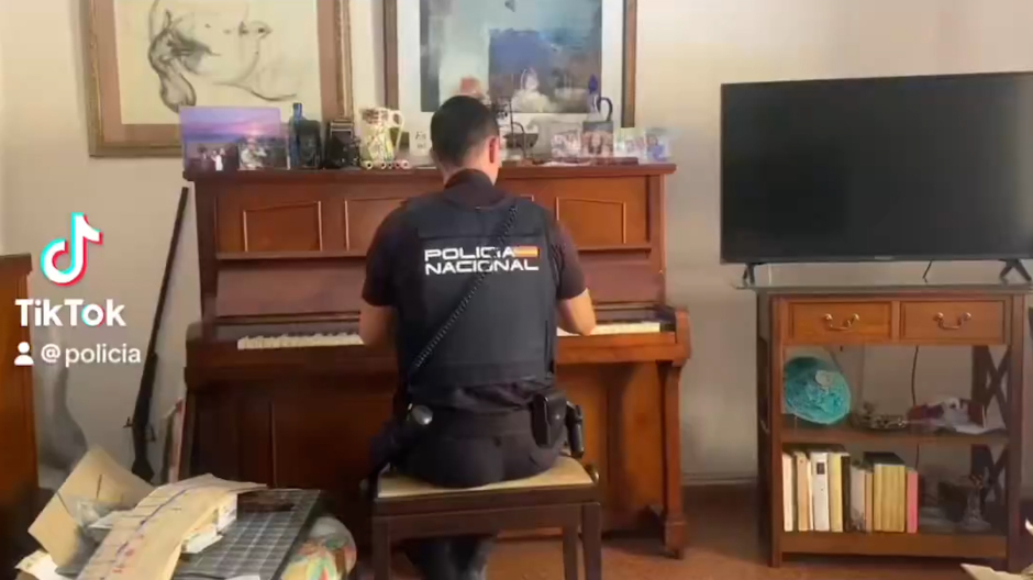 Policía tocando el piano