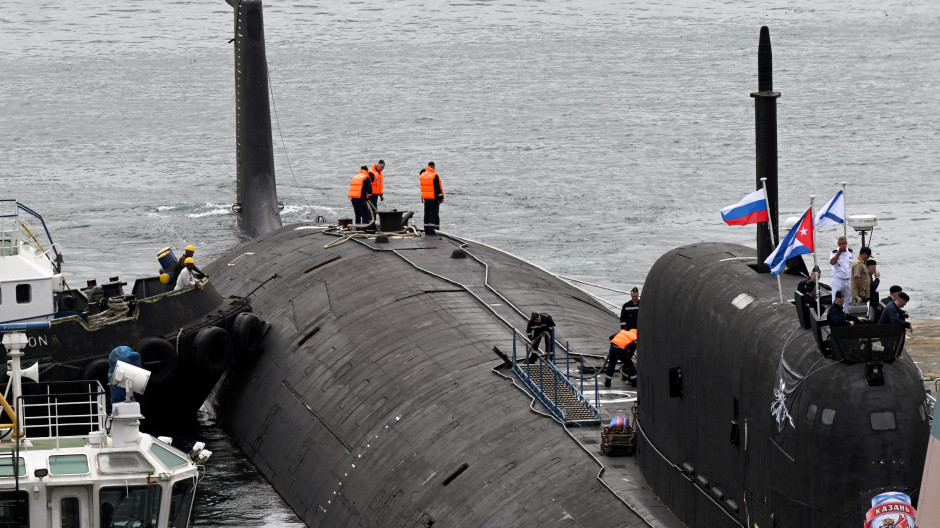 El moderno submarino de propulsión nuclear ruso Kazan a su llegada al puerto de La Habana, en Cuba