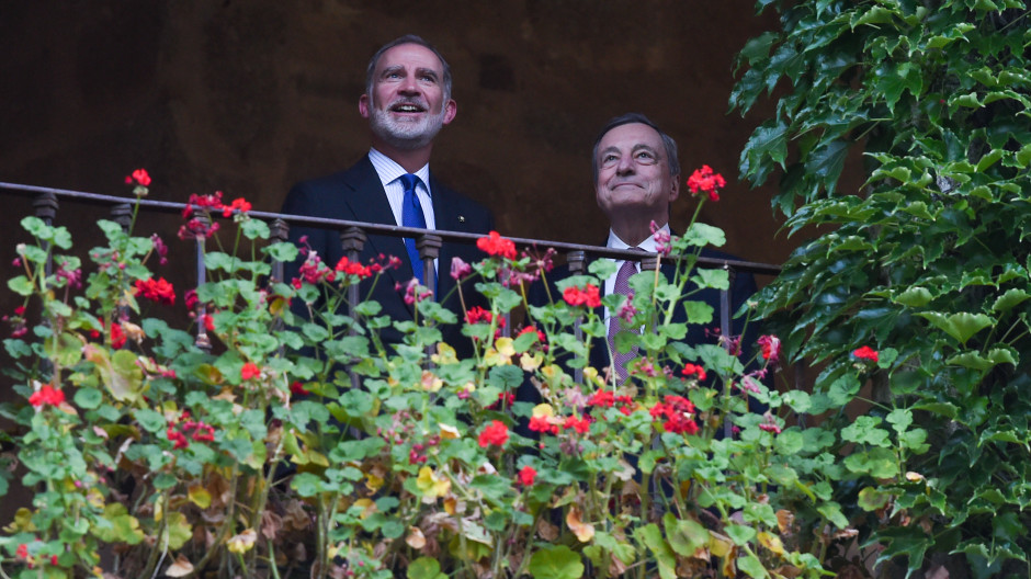 El Rey Felipe VI (i) y el expresidente del Banco Central Europeo y expresidente del Consejo de Ministros de la República de Italia, Mario Dragh