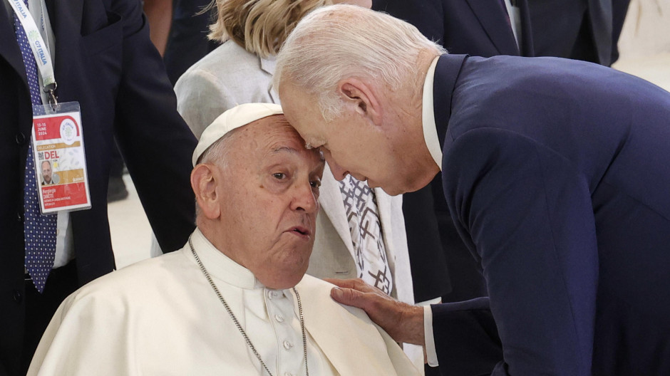 Biden pega su frente a la del Papa Francisco en plena cumbre del G7