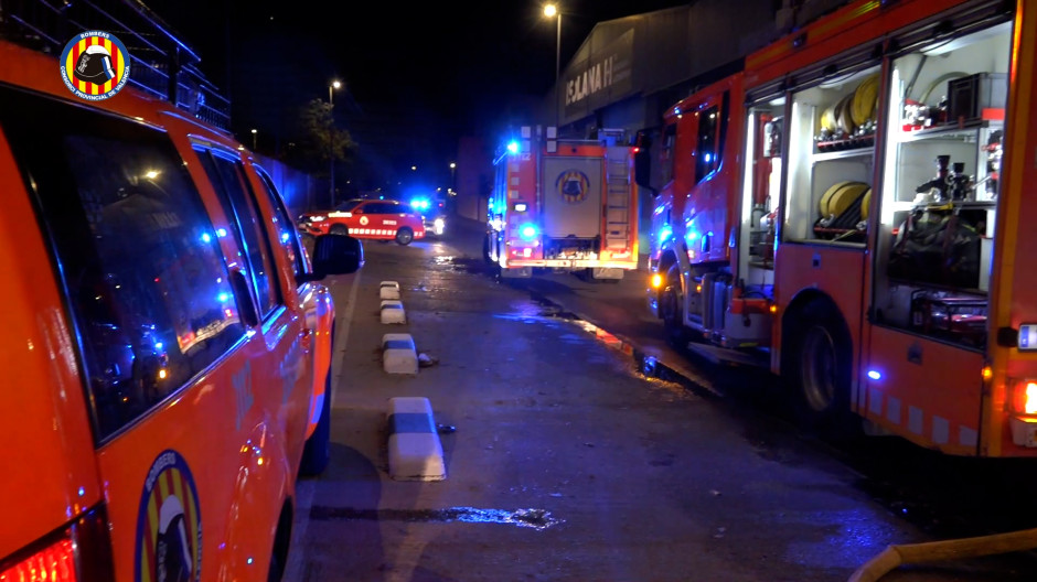 Bomberos de Valencia en la extinción del incendio de los vehículos