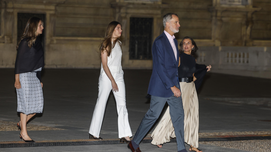Los Reyes y sus hijas, a las puertas del Palacio Real