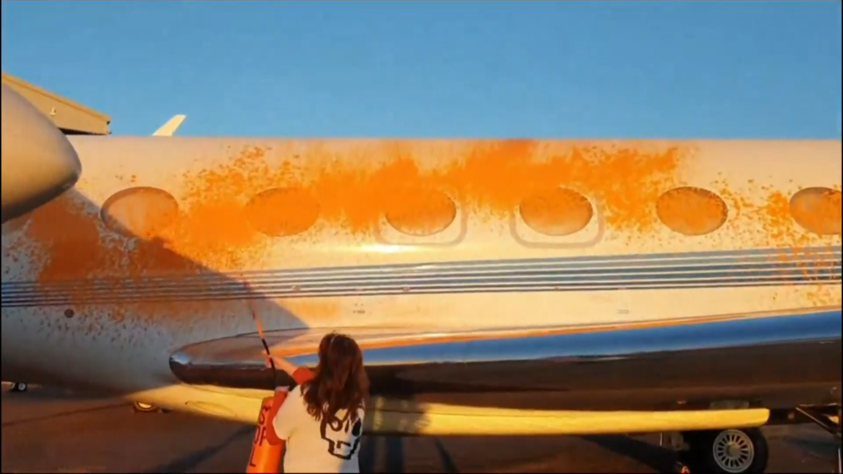 Ecologistas pintan jets privados donde aterrizó Taylor Swift: «Los millonarios no son intocables»