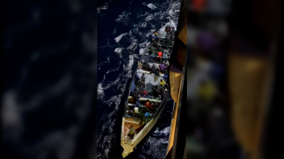 El vídeo del rescate del cayuco en mitad del Atlántico de uno de los pasajeros del crucero Insignia