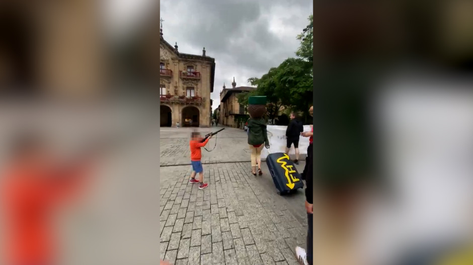 Un niño simula que dispara a un Guardia Civil en País Vasco