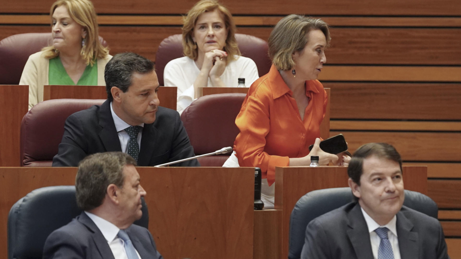 Cuca Gamarra abandonando su asiento en el Parlamento de Castilla y León
