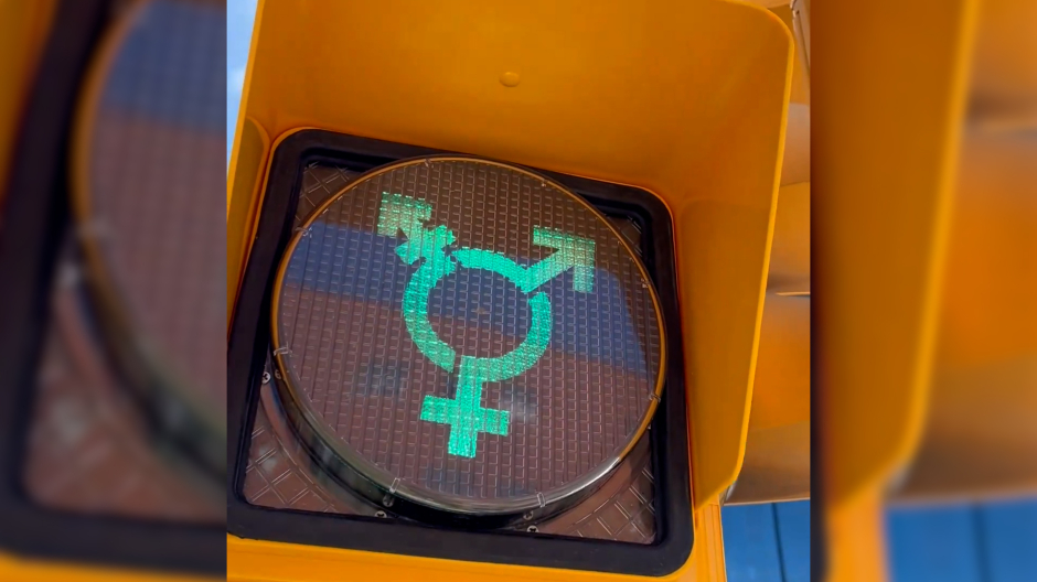 Uno de los polémicos semáforos LGTBI colocados en Esplugues de Llobregat