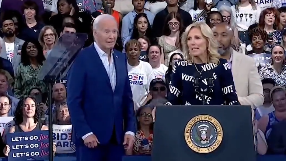 Joe Biden durante el discurso de su mujer