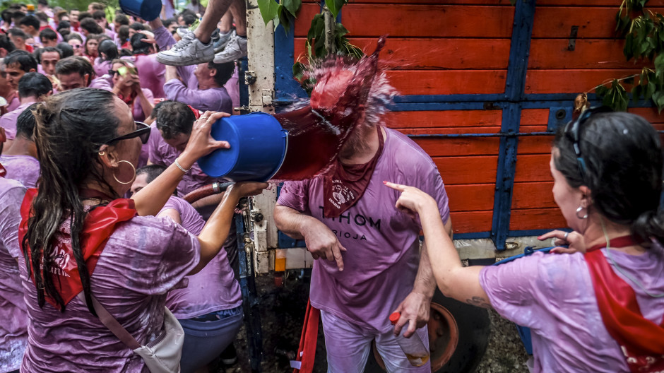 La Batalla del Vino de Haro congrega a 8.000 personas: «Es nuestra Nochevieja»