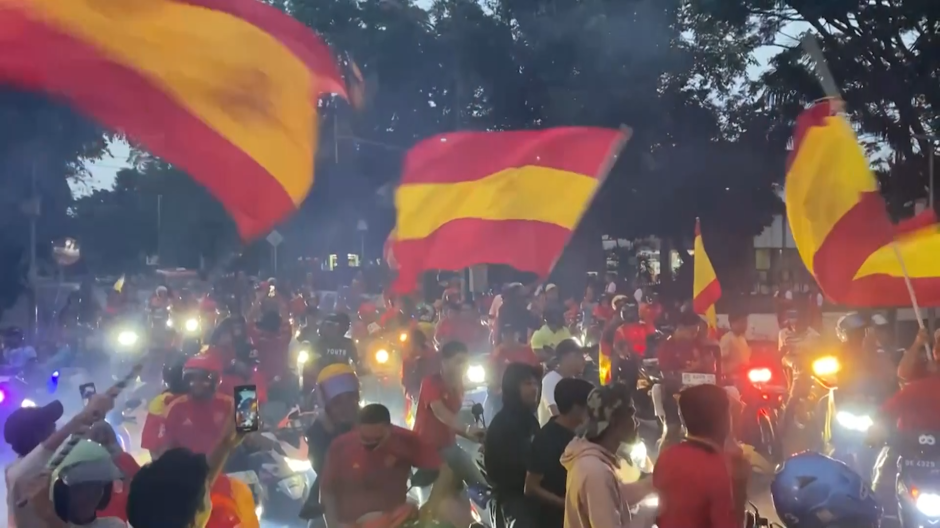 Banderas de España ondean en Ambon, Indonesia
