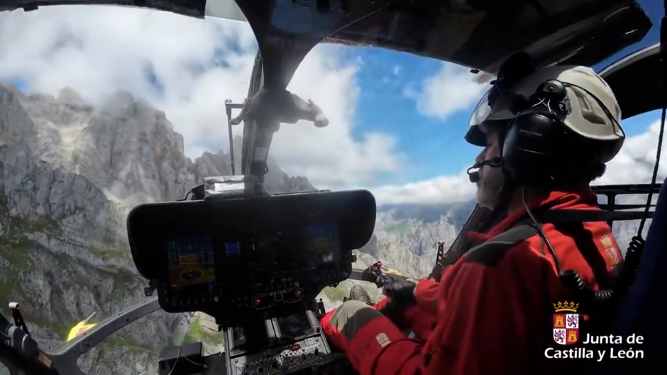 Helicóptero de rescate en en el pico Peña Santa de Castilla en Posada de Valdeón (León)