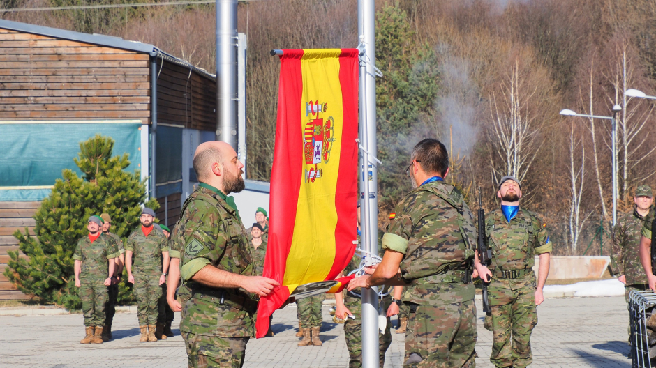 Izado de la bandera española en el Camp Slavia de Lest (Eslovaquia), donde se ha desplegado la misión de la OTAN