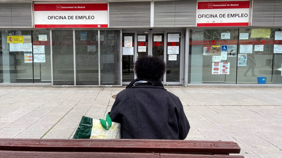 Una persona espera en las inmediaciones de una Oficina de Empleo en Madrid
