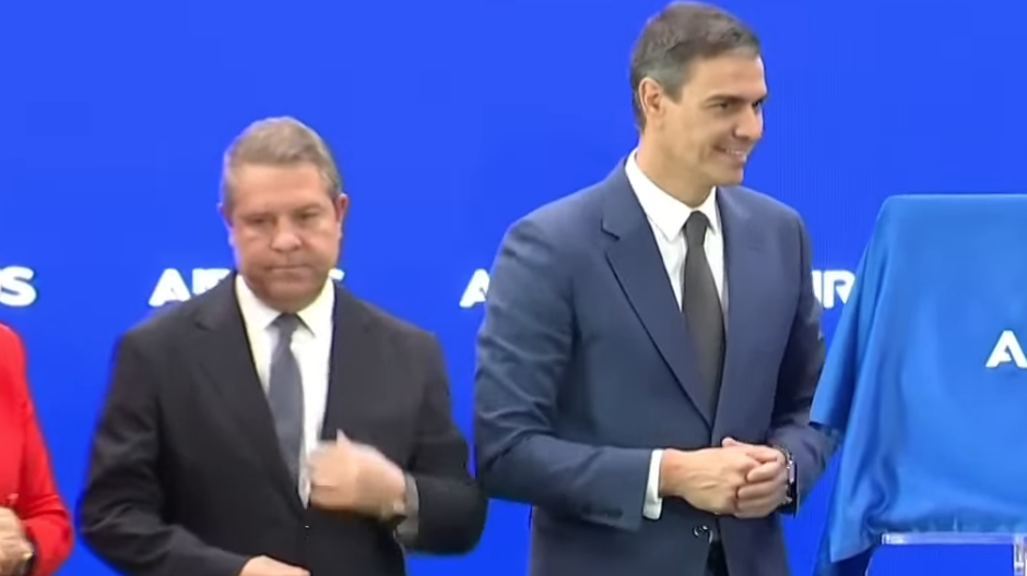 El presidente de Castilla-La Mancha, Emiliano García Page, junto a Pedro Sánchez, en la inauguración del nuevo hub logístico de Airbus