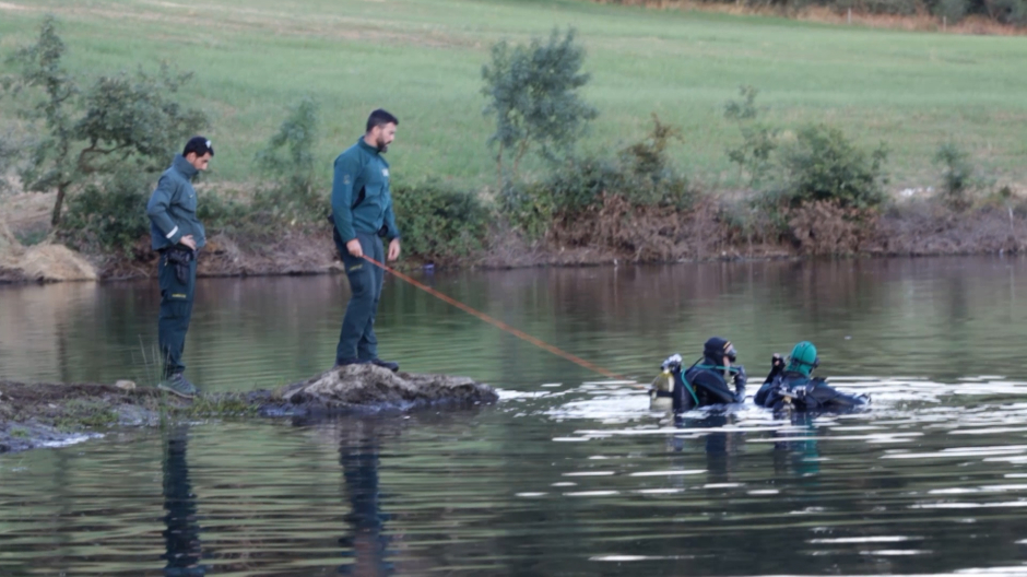 Imagen de los buceadores en el lago buscando a los desaparecidos