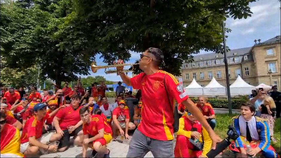 Los aficionados de la Selección Española animan en Stuggart