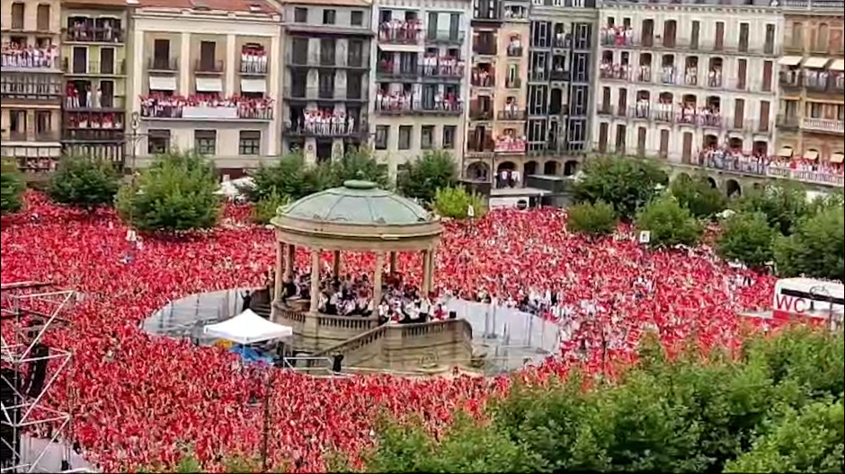 La plaza del Castillo de Pamplona abarrotada por los Sanfermines