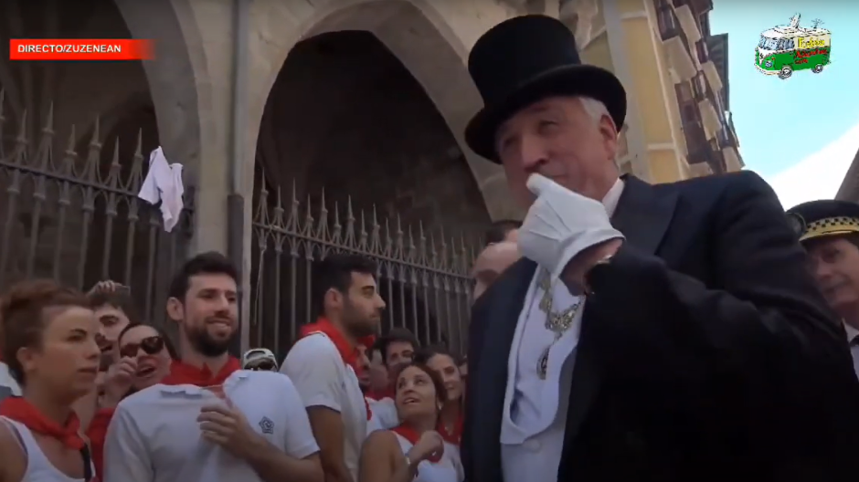 Insultan, abuchean y pitan al alcalde de Bildu en Pamplona tras la procesión de San Fermín