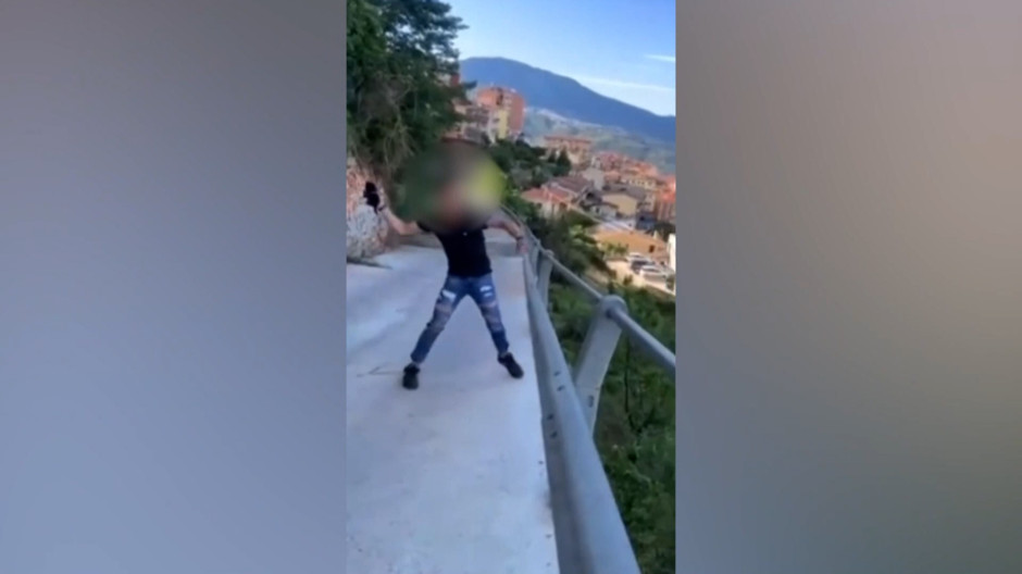 Piden endurecer penas por vídeo en el que un joven lanza un gato por un puente en Italia