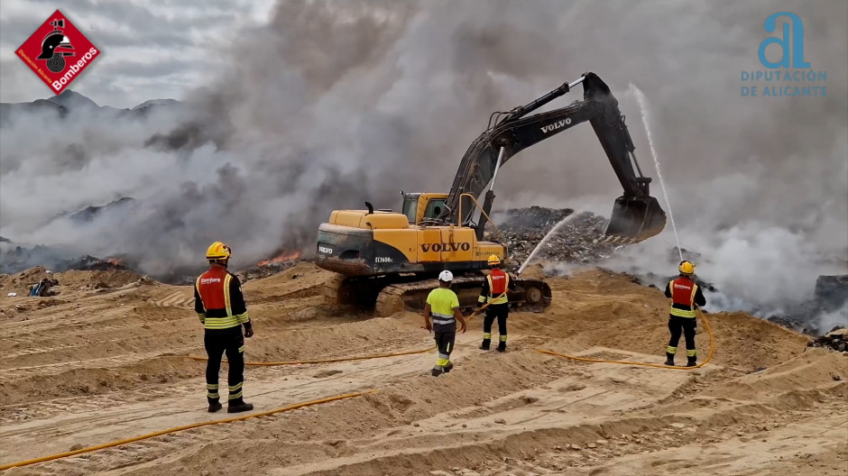 Retroexcavadora presente en el incendio de Jijona