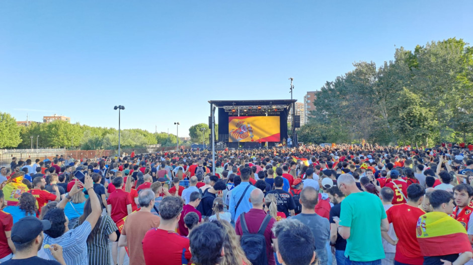 Los aficionados de la Selección Española esperan el inicio de la semifinal en la explanada de Puerta del Rey en Madrid