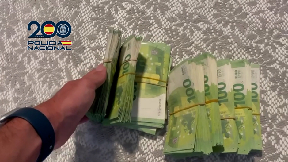 Fajo de billetes incautados al grupo de estafadores