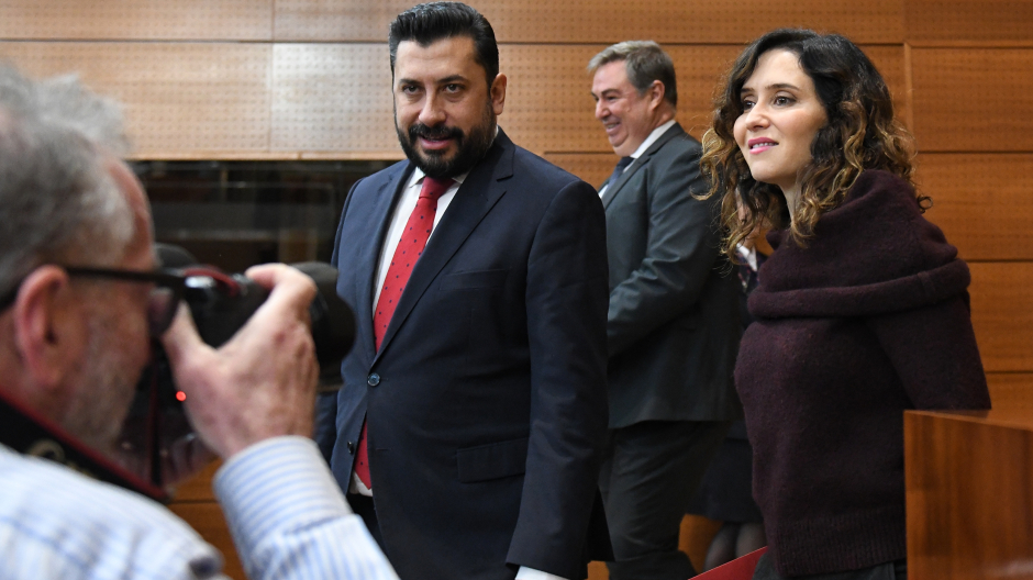 El portavoz del PP en la Asamblea de Madrid, Carlos Díaz-Pache, junto a la presidenta de la Comunidad de Madrid, Isabel Díaz Ayuso