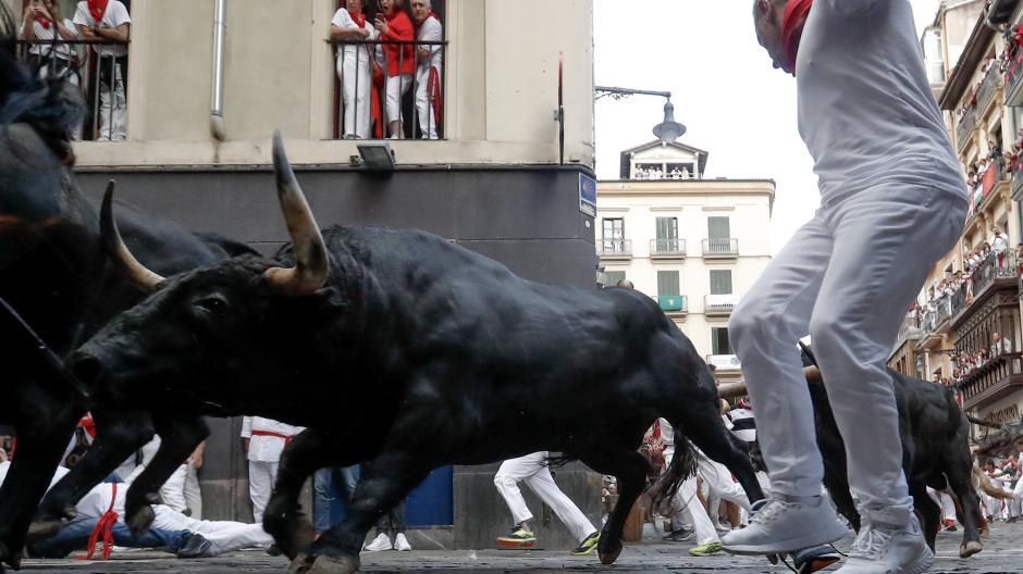 PAMPLONA, 12/07/2024.- Los toros de la ganadería de Jandilla a su paso por la curva de Mercaderes durante el sexto encierro de los Sanfermines 2024 celebrado este viernes en Pamplona. EFE/Villar López