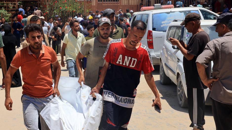 Palestinos retiran el cuerpo de una víctima de la morgue del hospital Nasser en Khan Yunis