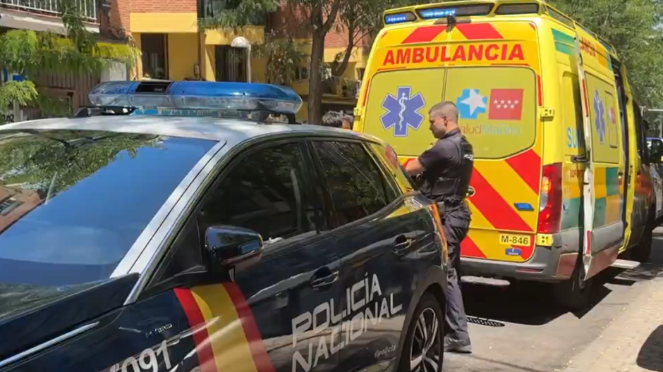 Policía y sanitarios en el domicilio de la mujer peruana asesinada este sábado en Madrid