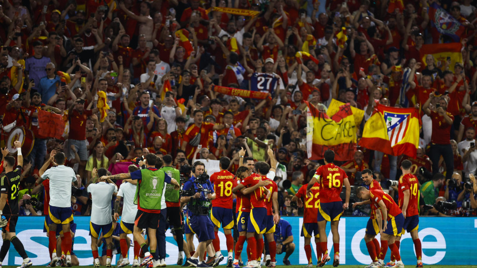 La previa de la gran final de la Eurocopa desde la pantalla gigante de Colón, en directo