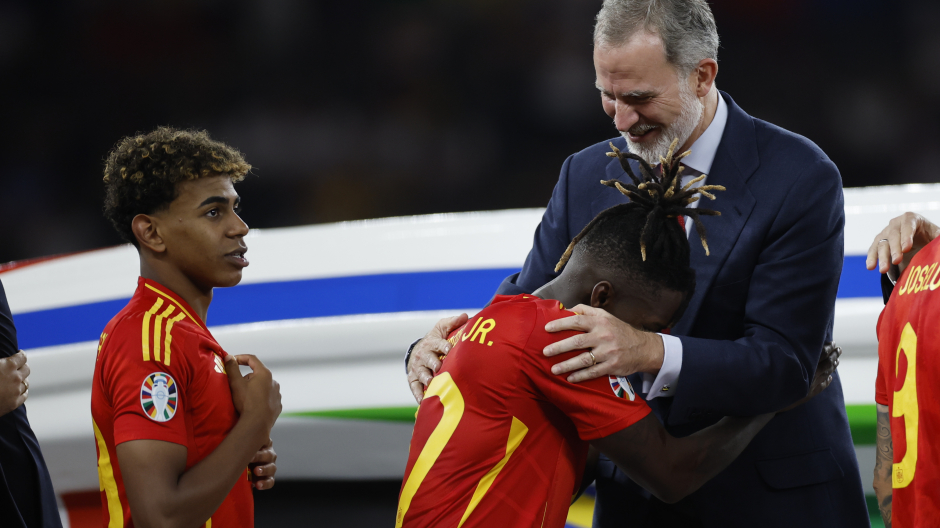 El futbolista Nico Williams abrazando al Rey Felipe VI tras ganar la Eurocopa