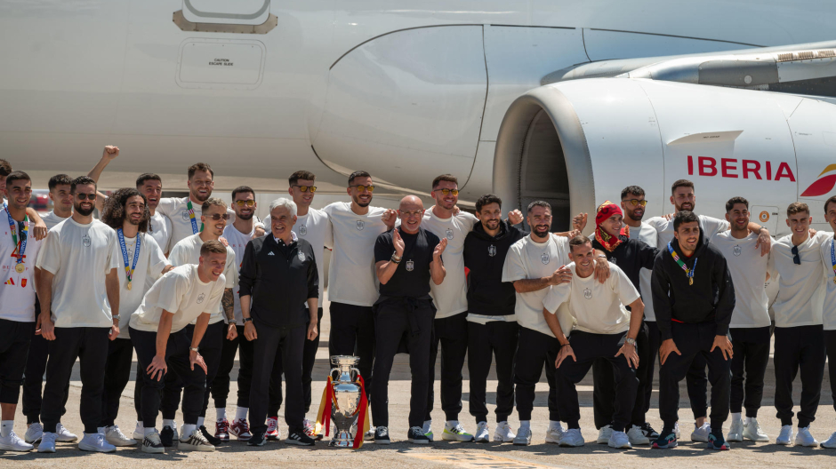 El presidente de la selección española, Pedro Rocha (c-i), junto al seleccionador, Luis de la Fuente (c-d), y los jugadores, a su llegada al aeropuerto Adolfo Suárez Madrid-Barajas