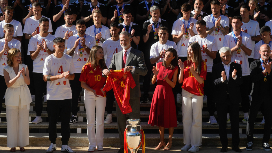 El rey Felipe VI, junto a la reina Letizia, la infanta Sofía y la princesa Leonor, reciben a la selección española