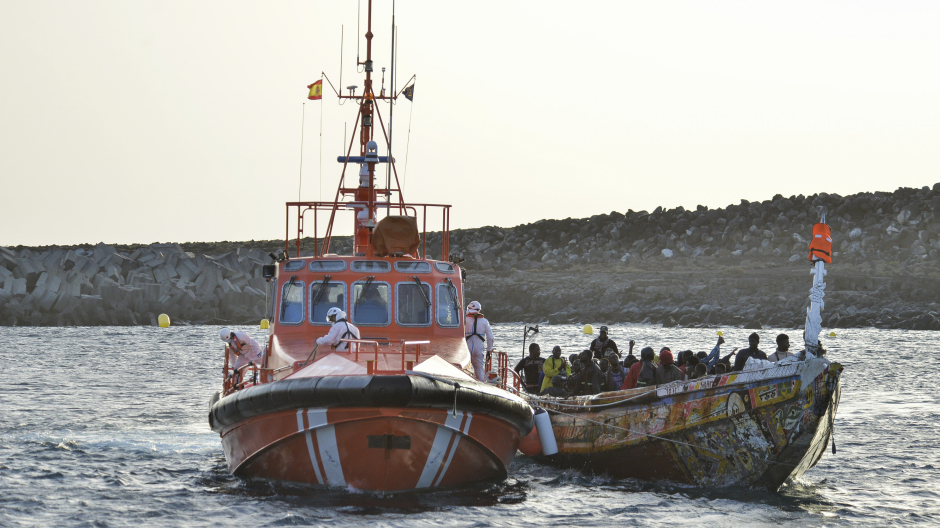 Cayuco remolcado a la isla de El Hierro