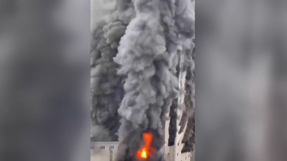 El centro comercial en llamas antes de que se extinguiese el incendio