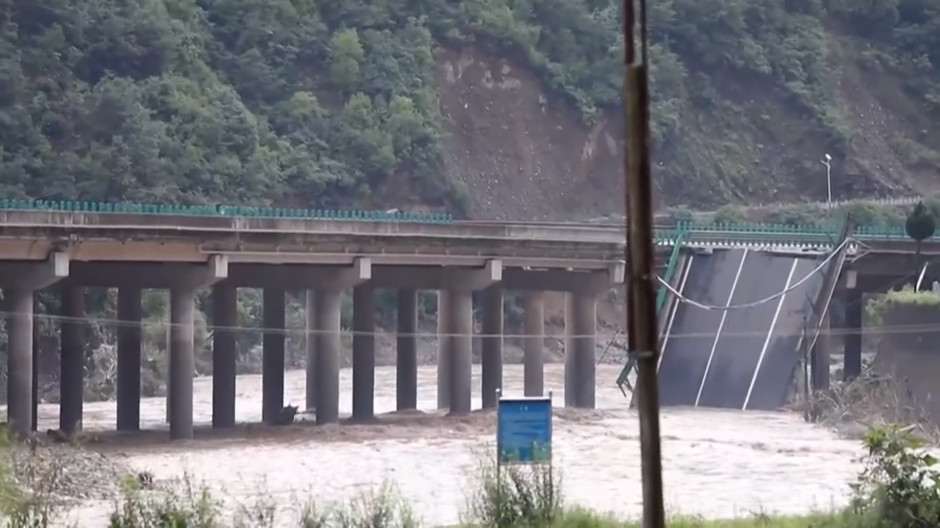 El puente de China minutos después de haber colapsado