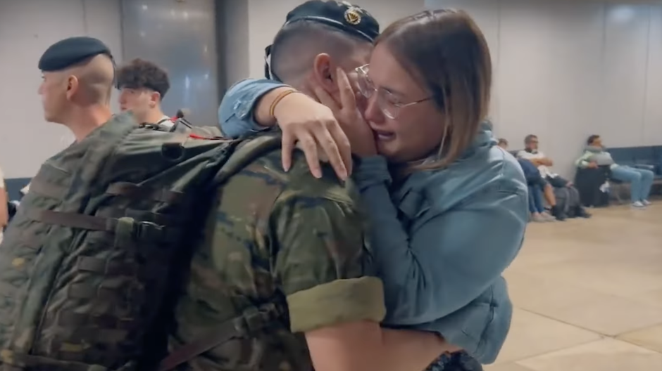 Un militar abraza a su mujer