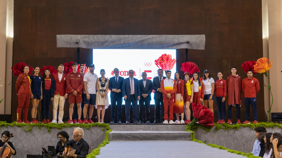 Foto de familia durante la presentación de la equipación oficial de España para los Juegos Olímpicos de París 2024