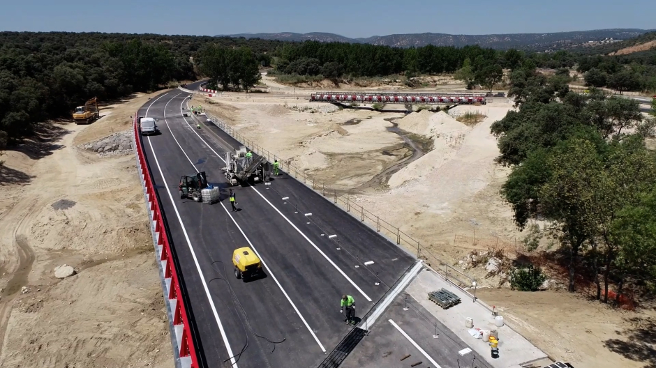 Vista aérea de la reconstrucción de uno de los puentes de Aldea del Fresno